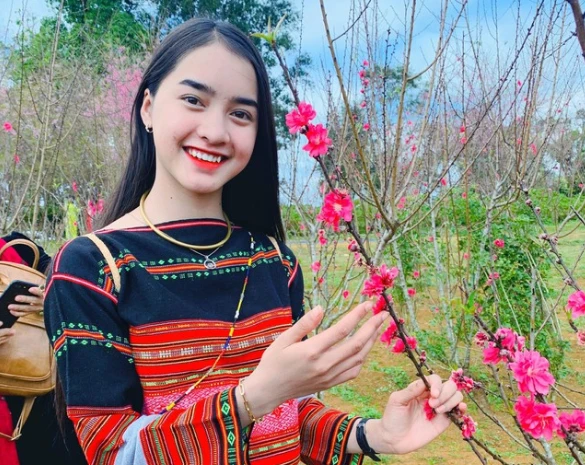 Cô gái dân tộc Bana gây sốt với nụ cười tỏa nắng