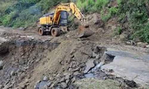 Video: Lai Châu sạt lở kinh hoàng, lội bùn ngập gối về vùng lũ Vàng Ma Chải