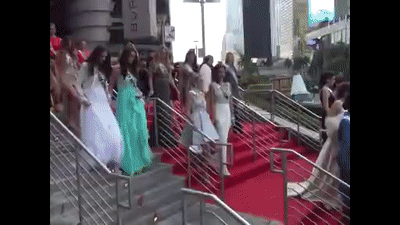 Phạm Hương sai lầm khi "giành chỗ đẹp" tại Miss Universe 2015? - Hình 2 Pham Huong sai lam khi