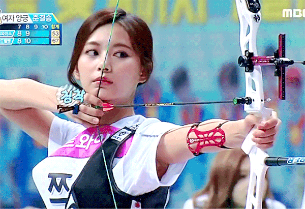 Đạo diễn Taika Waititi của phim Thor: Ragnarok cũng chia sẻ lại hình ảnh bắn cung với mái tóc tung bay của Tzuyu trên trang cá nhân vì ấn tượng với vẻ ngoài của cô. Không chỉ khoảnh khắc tóc tung bay, bất kỳ đoạn video nào ghi lại cảnh bắn cung của người đẹp 22 tuổi cũng nhận được lượt thích lớn trên mạng xã hội.