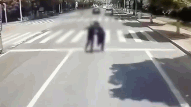 Video: Cãi nhau, nam thanh niên thẳng tay đẩy bạn gái vào đầu xe buýt