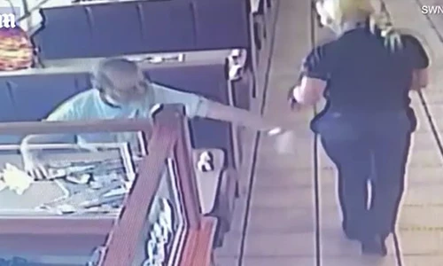 Video: Cụ ông đang ăn bỗng nhoài người vỗ mông nữ nhân viên nhà hàng