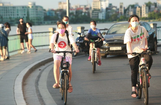 Trào lưu đạp xe bất ngờ nổi lên giữa mùa nóng nhất của Hà Nội