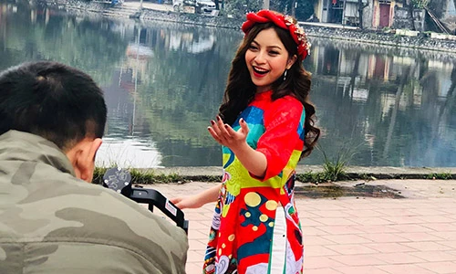 Video: Bạn gái Quang Hải tung clip khoe giọng hát, triệu fan tranh cãi nảy lửa