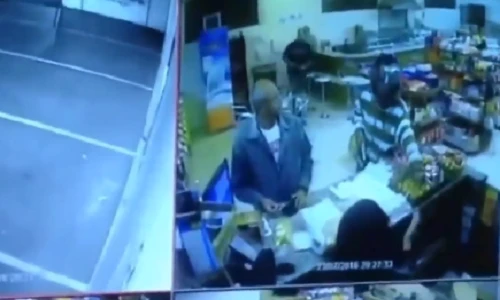 Video: Bị hạ gục, tên cướp vẫn bắn trả trúng chân cảnh sát