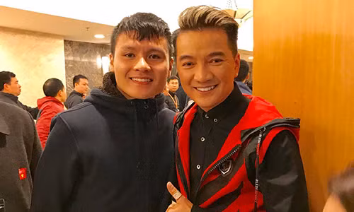 Video: Quang Hải ngượng ngùng khi Đàm Vĩnh Hưng hôn má