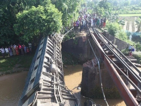 Video: Lật tàu hỏa ở Bangladesh, hơn trăm người thương vong