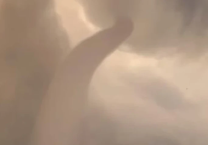 Video: Bất ngờ vòi rồng và cầu vồng cùng xuất hiện giữa trời quang