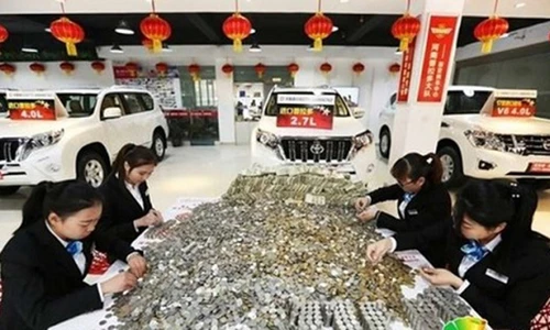 Video: Tích cóp nhiều năm, dùng 10 bao tiền xu mua siêu xe BMW