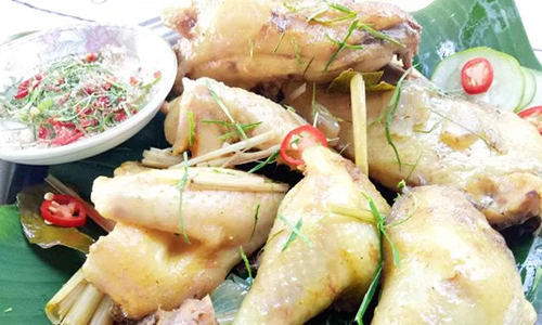 Gà hấp muối sả gói lá chuối ngon miệng