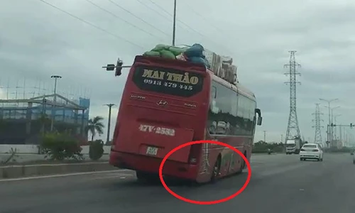 Video: Xe khách nghiêng ngả như sắp đổ vẫn lao vun vút trên đường