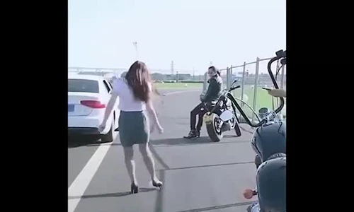 Video: Chân dài bên môtô trổ tài đá chai như Toni Kroos ghi bàn