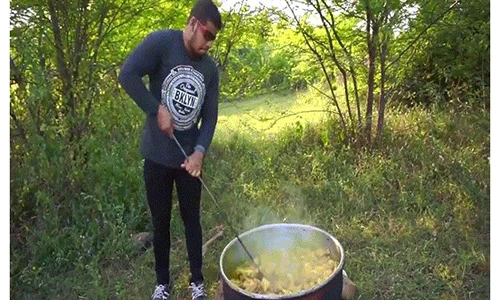 "Phát hoảng" với clip cụ ông mang cả nghìn tim, gan, mề gà ra vườn nấu