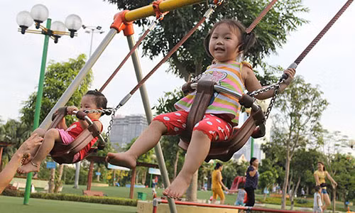 Video: Phản ứng "khó đỡ" của trẻ khi lần đầu tiên đến công viên