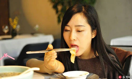 Video: Nể phục cô gái xinh đẹp mất hai tay vẫn làm tất cả việc nhà bằng chân