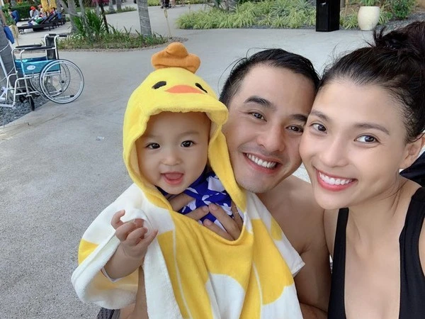 Vợ chồng Lương Thế Thành khoe quả đầu đáng yêu của con trai