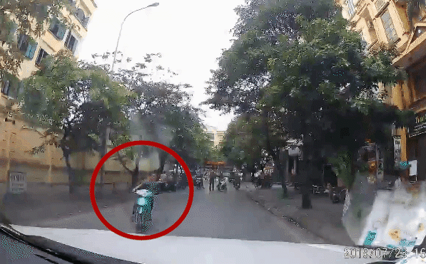 Video: Thanh niên đâm phải ô tô sau khi giơ 'ngón tay thối' thách thức công an