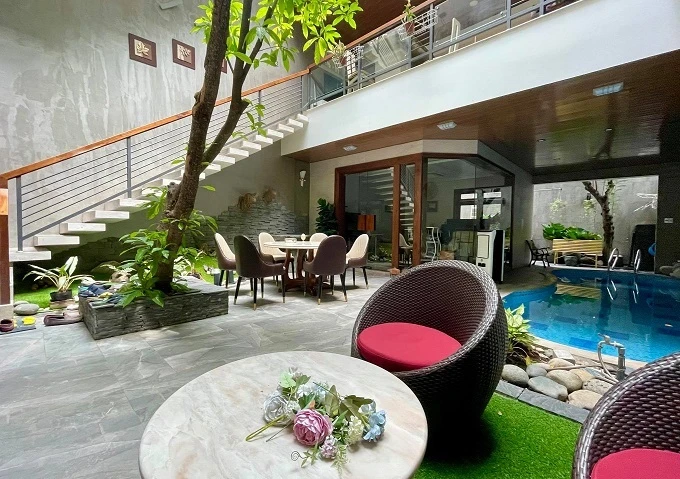 Biệt thự xây lệch tầng, phòng bếp nằm trên bể bơi ở TP.Hồ Chí Minh