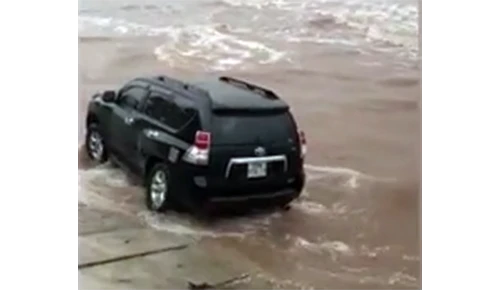 Video: Nam thanh niên lái xe “ba tỷ tư” đùa giỡn với hiểm nguy
