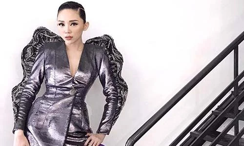 Cận cảnh đôi boots sặc sỡ gây sốt của Tóc Tiên