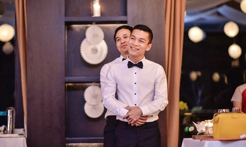 Những nghệ sĩ công khai là người đồng tính trong showbiz Việt