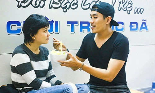 Kiều Minh Tuấn tự tay đút cho Cát Phượng ăn khi người yêu bị bệnh