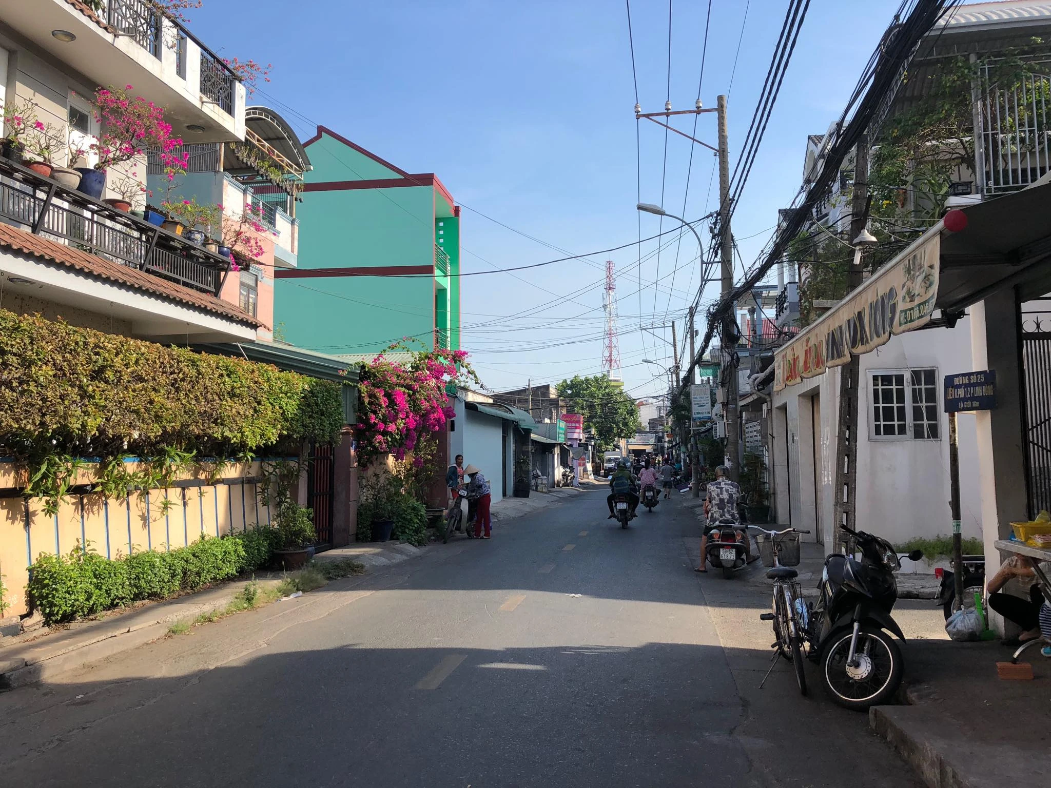 Video: Người phụ nữ cầm dao tự chế tấn công người đàn ông