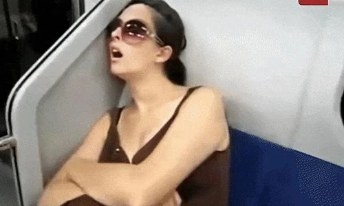 Video: Muôn kiểu ngủ "quên phòng thủ" chốn công cộng