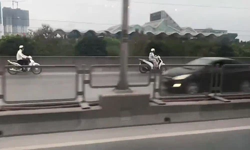 Video: 4 "ninja" nối đuôi nhau phóng ngược chiều trên cầu cạn vành đai 3