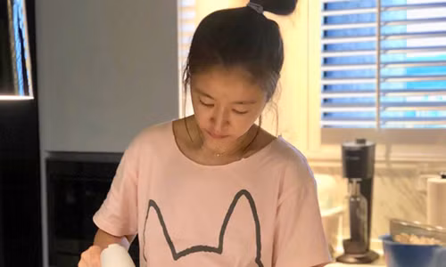 Khoe ảnh mẹ bỉm sữa chăm con, Lâm Tâm Như lộ mặt mộc hoàn hảo