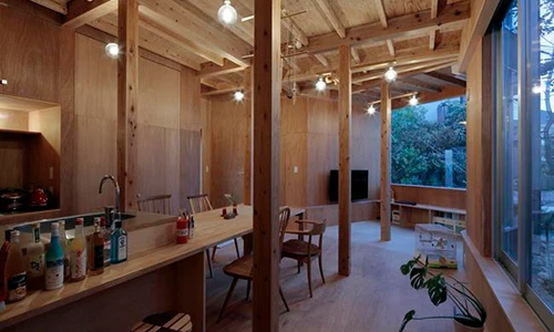 Căn nhà quay lưng ra đường chính mà vẫn được khen nức nở