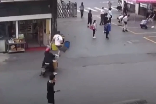 Video: Cụ ông ngáng chân giúp cảnh sát "bắt dính" nghi phạm bỏ trốn