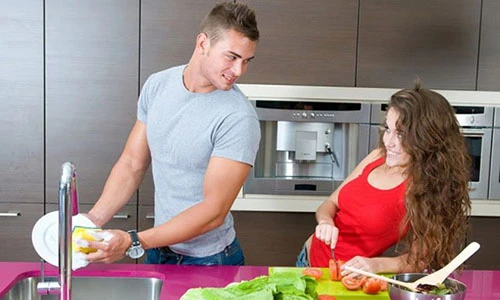 Mùng 8 tháng 3 anh em hãy "xông pha" làm... việc nhà