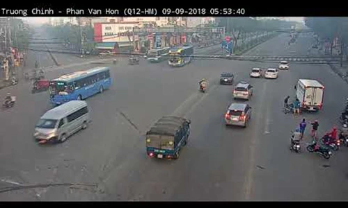 Video: Dừng đèn đỏ không đúng vạch, 2 xe máy bị xe tải húc văng