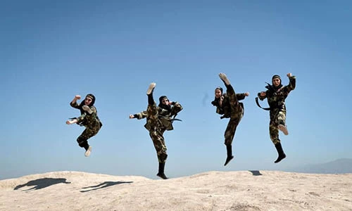 Bóng hồng ninja Iran luyện võ giữa sa mạc vào top ảnh tuần