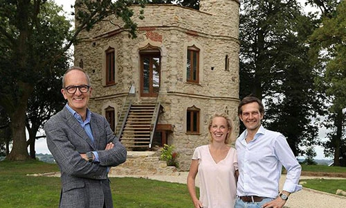 Cặp vợ chồng cải tạo lâu đài bỏ hoang bán kiếm lời