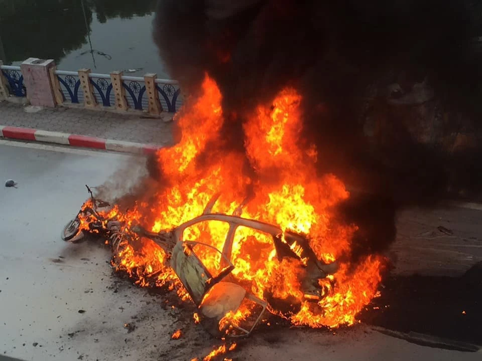 Video: "Chạy nhanh cho kịp đèn đỏ", xế sang bốc cháy gây thảm kịch