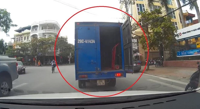 Video: Quên đóng cửa thùng, xe tải suýt gây tai nạn