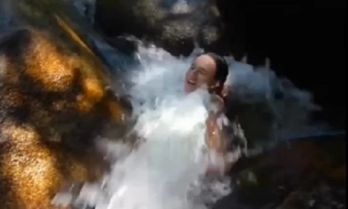 Kinh ngạc tảng đá "nuốt chửng" cả người du khách trong vài giây