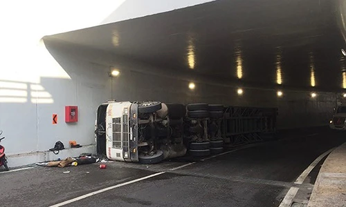 Video: Container lật nhào, trượt dài trong hầm chui ở Sài Gòn