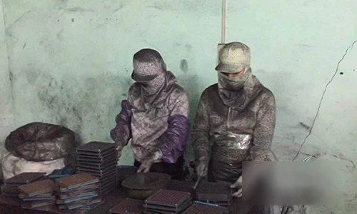 Video: Rùng mình quy trình chế củi tre thành thuốc trị ung thư