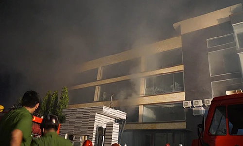 Video: Cháy lớn tại kho bánh ABC ở Sài Gòn