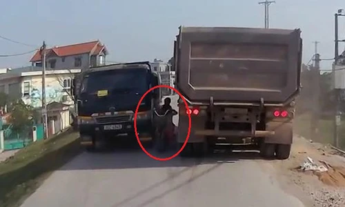 Video: Thót tim clip 2 bé gái đi xe đạp bị 'kẹp chả' giữa 2 xe tải