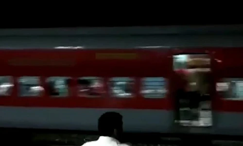 Video: Con "tàu ma" chở hơn 1.000 khách chạy tự do 11km