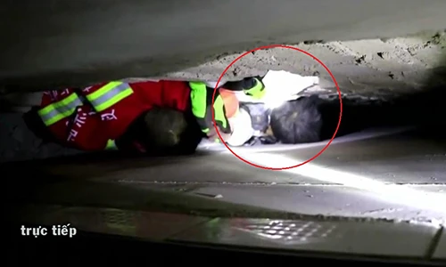 Video: Nghẹt thở giải cứu bé trai kẹt giữa khe tường hẹp 20 cm