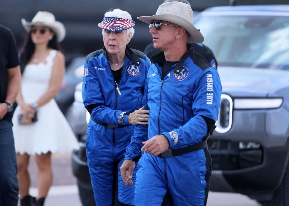 Chiếc đồng hồ được Jeff Bezos đeo khi bay lên rìa vũ trụ