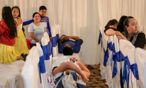 Thí sinh ăn vội, ngủ tạm khi đi thi Thần tượng âm nhạc nhí