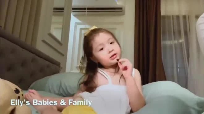 Video: Con gái Elly Trần "chém gió" tiếng Anh với mẹ cực yêu