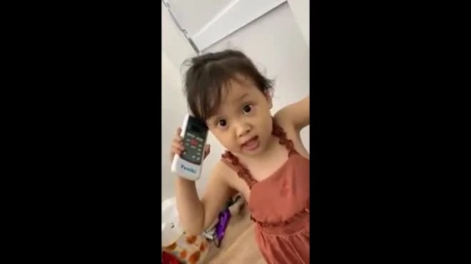 Video: Con gái ghê gớm "quát" bố đi chơi khiến dân mạng phì cười