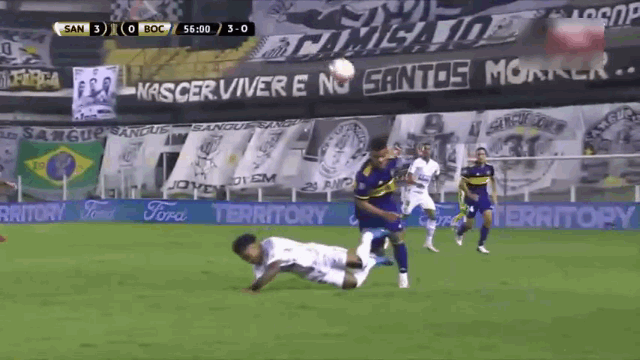 Video: Đạp vào bụng đối phương, cầu thủ bị trọng tài đuổi